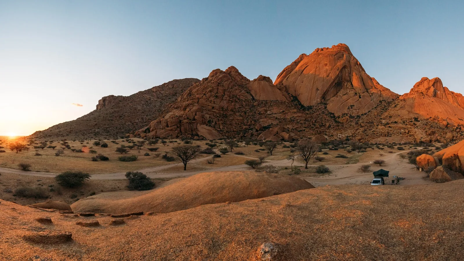 Billets de dollars namibiens et carte bancaire posés sur une carte routière de la Namibie