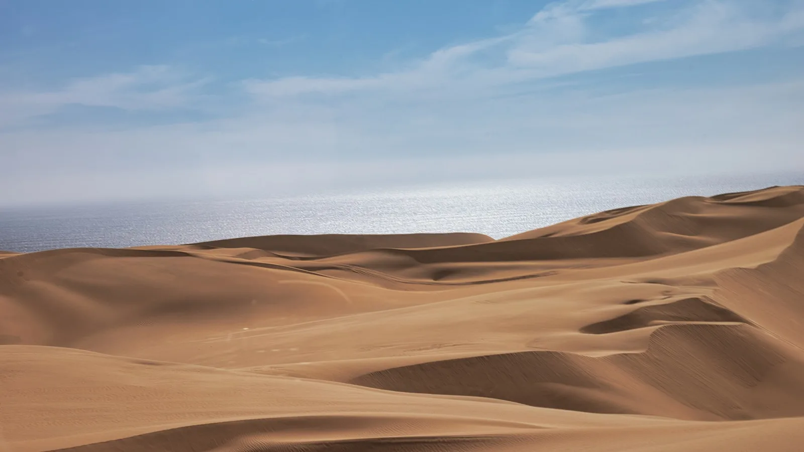La côte atlantique namibienne avec ses dunes de sable rencontrant l'océan à Swakopmund