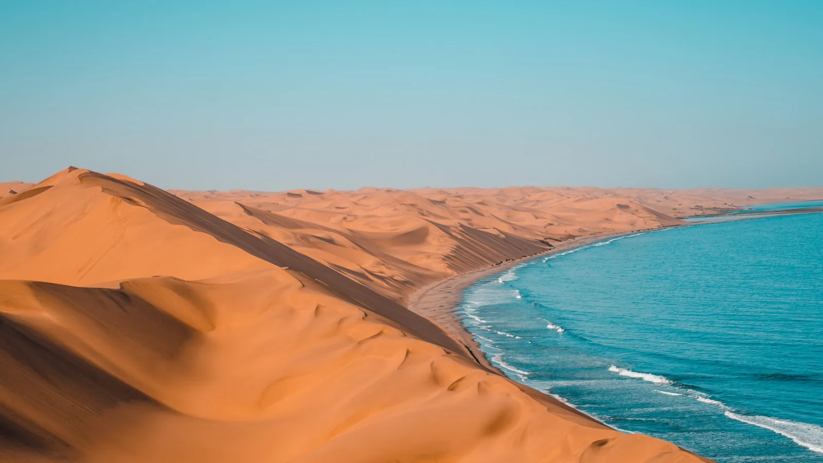 Vue aérienne des dunes de Sossusvlei prise depuis un drone au lever du soleil
