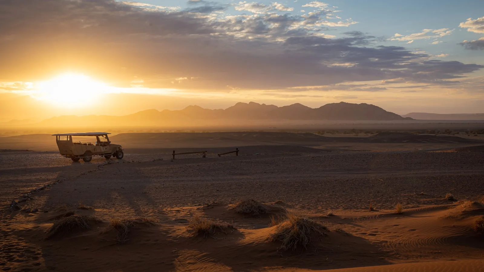 Lodge de luxe face aux dunes orangées de Sossusvlei au coucher du soleil, désert du Namib