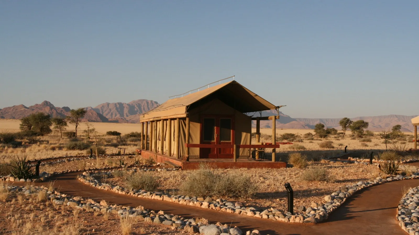 Camp safari dans le parc national d'Etosha, Namibie