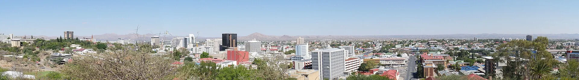 Vue panoramique de Windhoek, capitale de la Namibie, avec la Christuskirche en premier plan